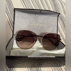 Gucci sunglasses GG1089SA
Gold/brown Shaded + Gold Chain (002 ASD)